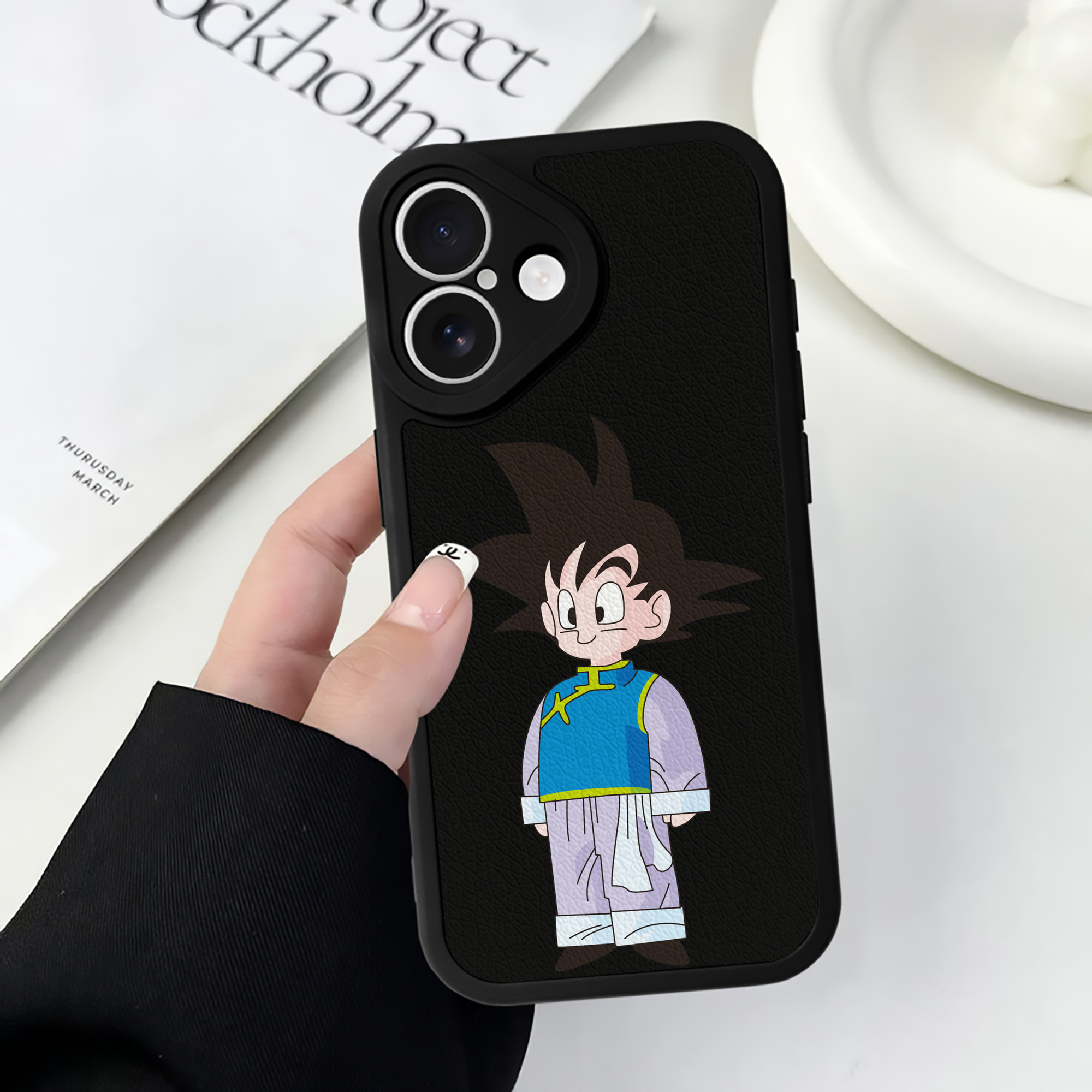 （画像用） ドラゴンボール 孫悟空（そん ごくう）Son Goku カカロット DRAGON BALL Kakarotto 【iPhone 16シリーズ対応】シリコンスマホケース（レザー調） 材質：シリコン